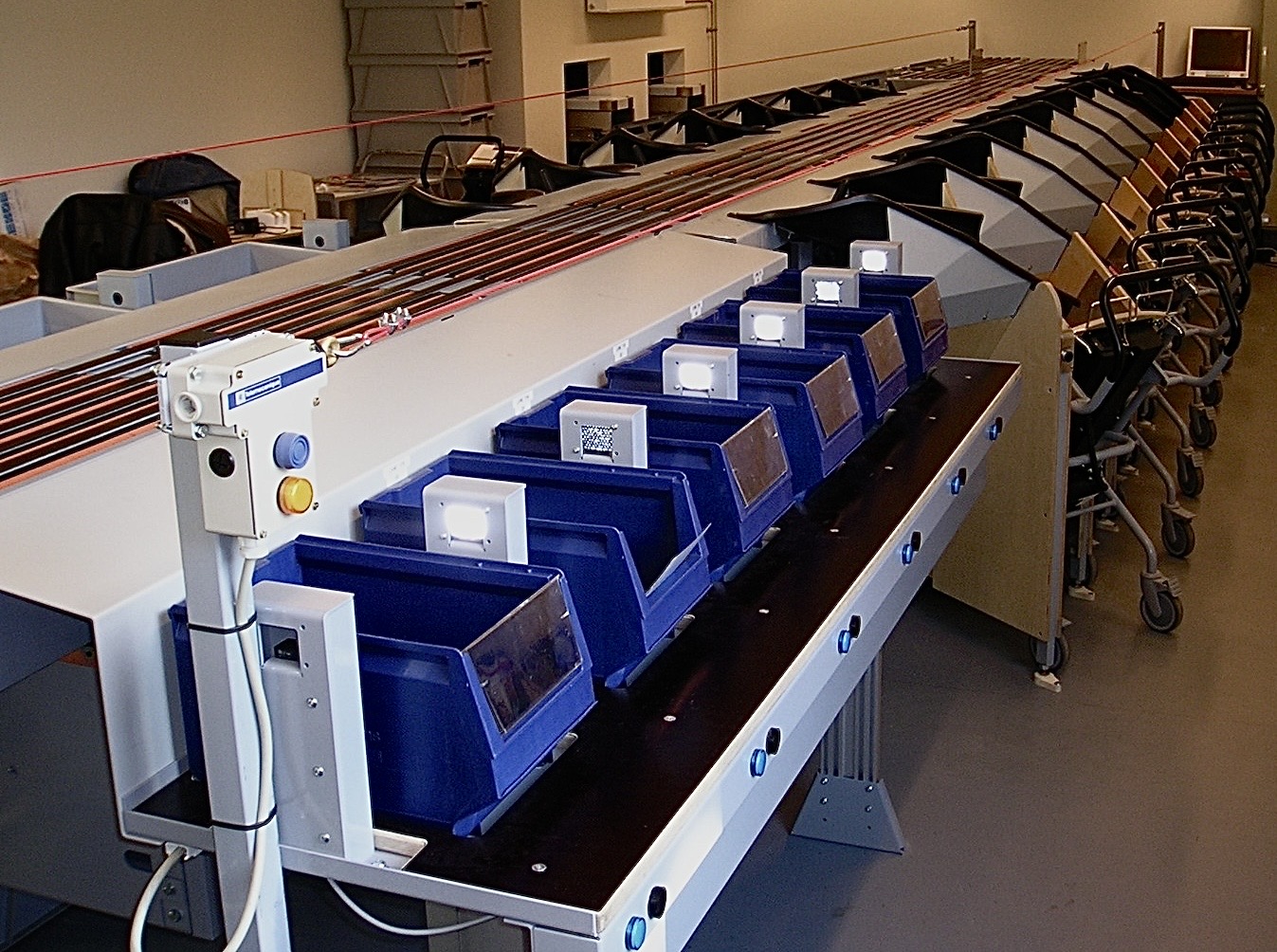 Put-to-light sorting line with blue bins