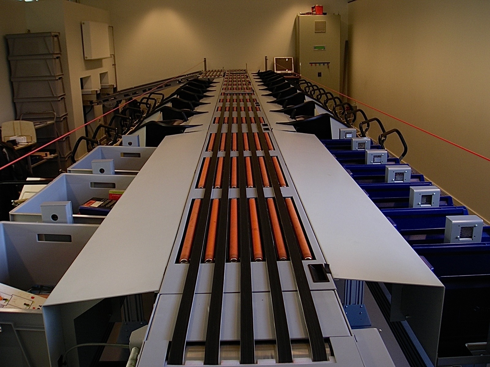 Linear sliding shoe sorter conveyor